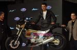 Aamir Khan at the launch of Mahindra_s new bikes Mojo and Stallion in Trident on 30th Sept 2010 (18).JPG